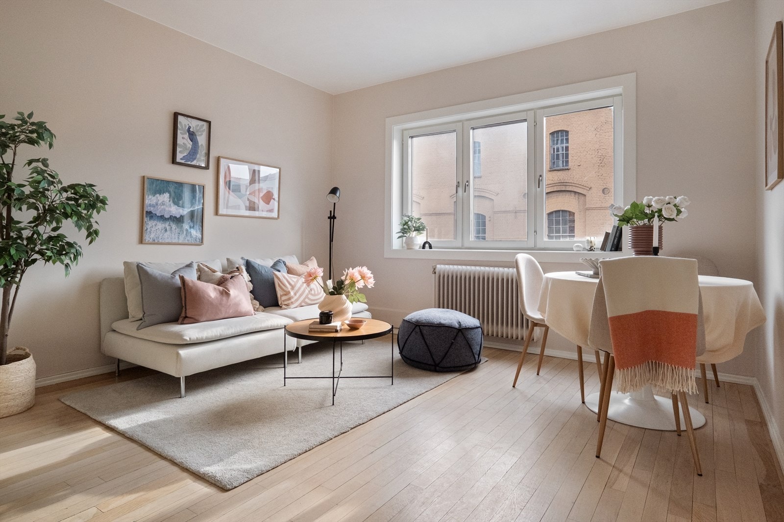 I stuen er det store vindusflater som sikrer gode lysforhold. Galleribilde