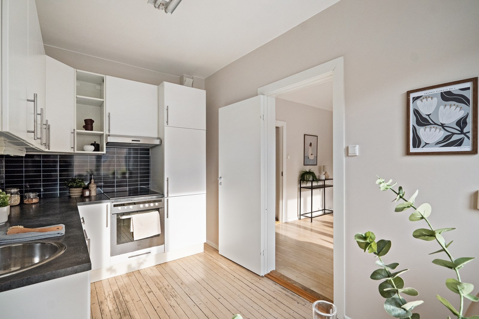 Kjøkkeninnredning med integrerte hvitevarer som medfølger handelen. Galleribilde