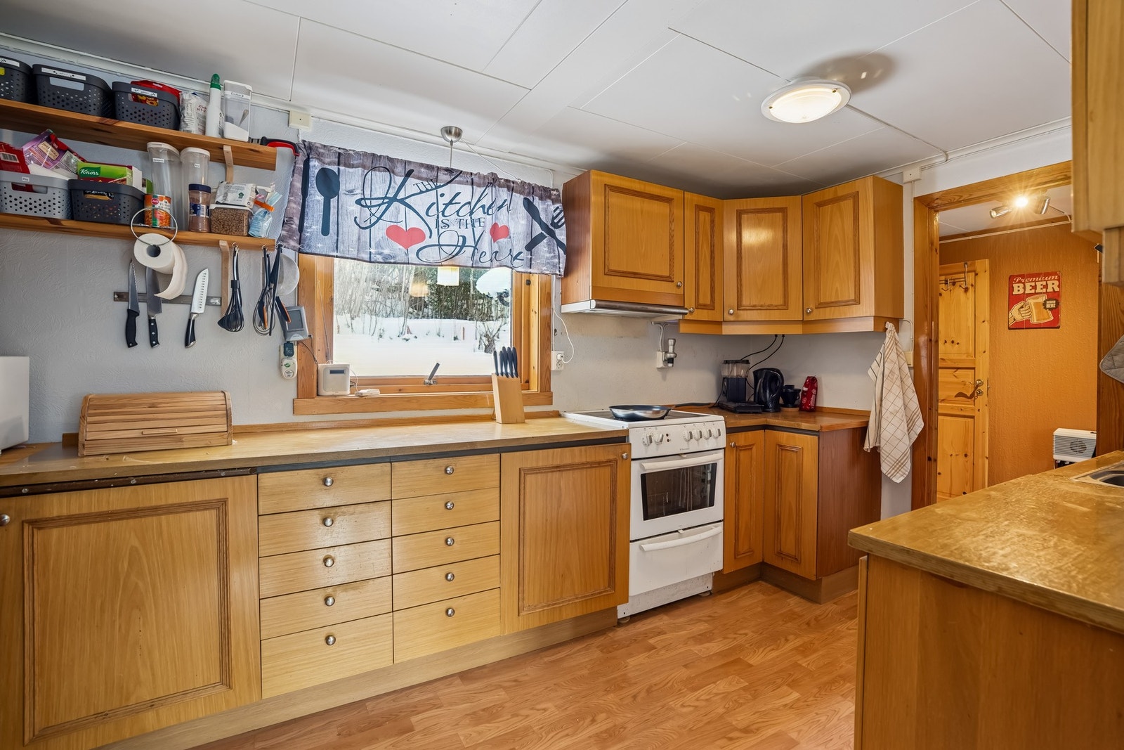 Kjøkkenet har innredning med over- og underskap samt benkeplass for matlaging og oppbevaring. Galleribilde