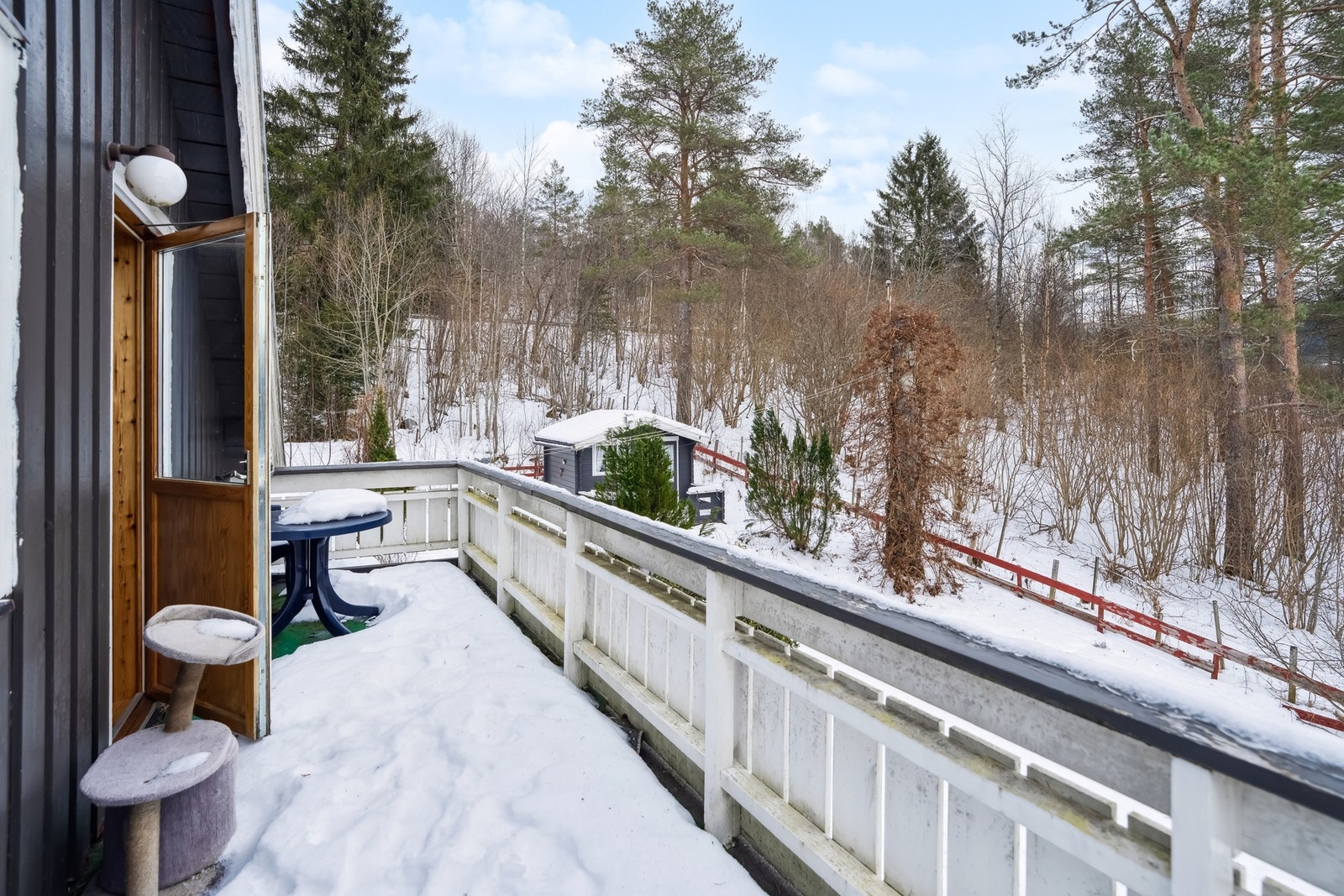 I tillegg har boligen balkong i loftsetasje med adkomst fra gang. Galleribilde