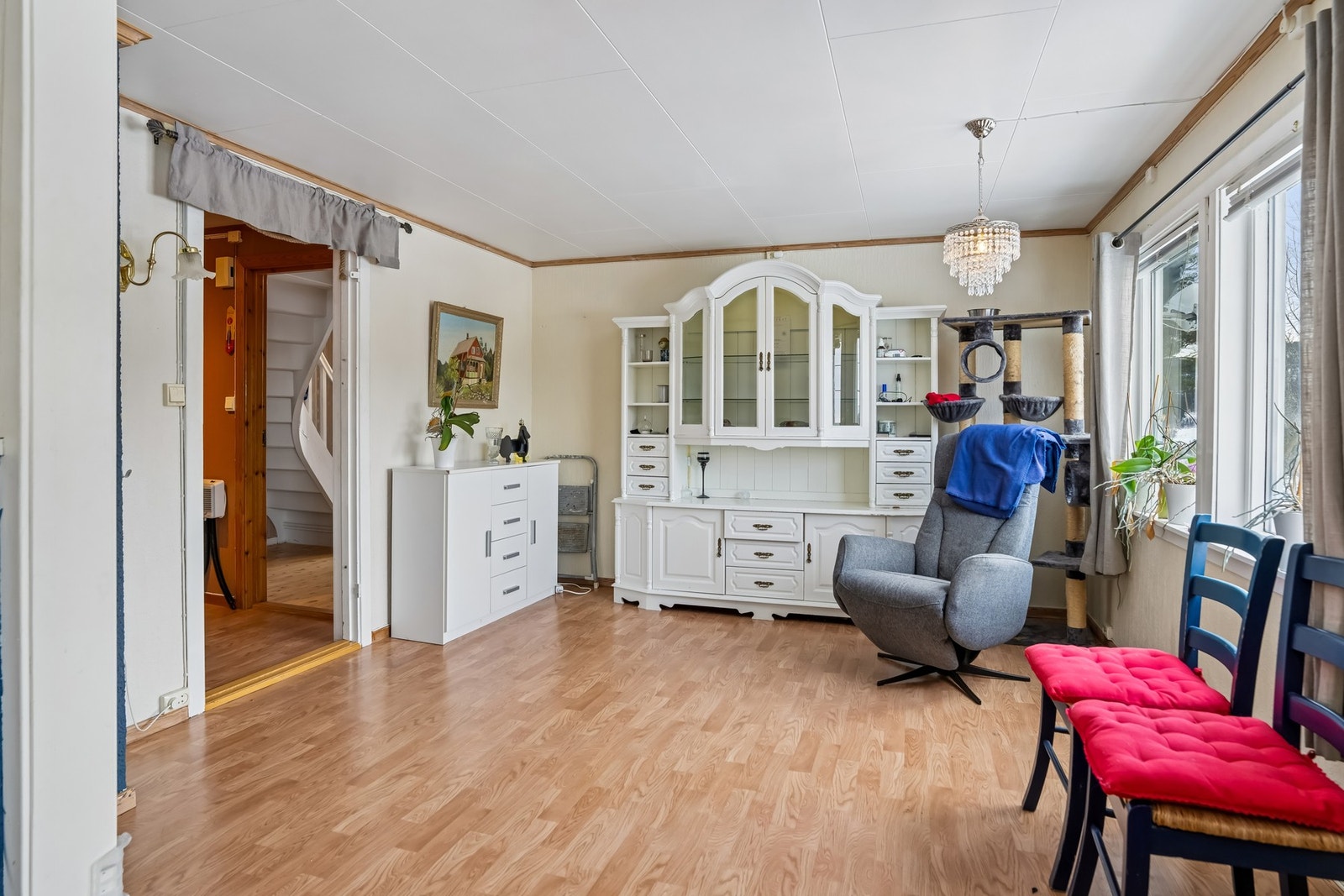 Stuen er romslig og har god plass til sittegruppe. Vindusflater gir naturlig lysinnslipp. Galleribilde