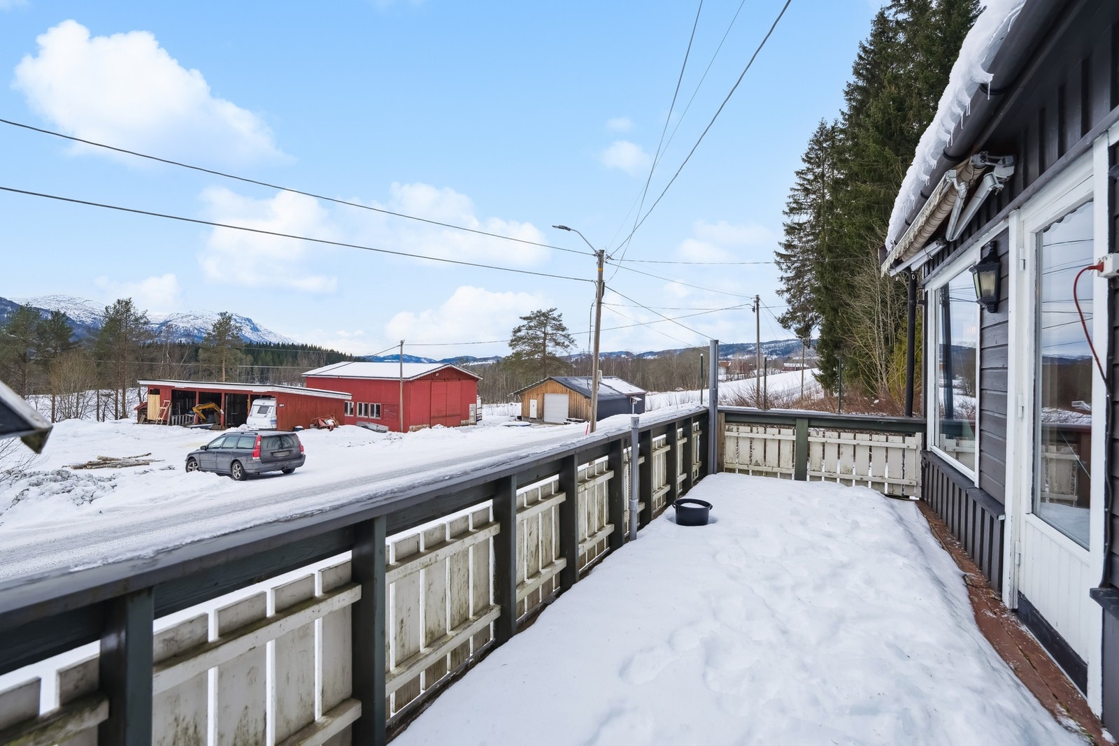 Veranda med utgang fra stue og plass til sittegruppe. Galleribilde