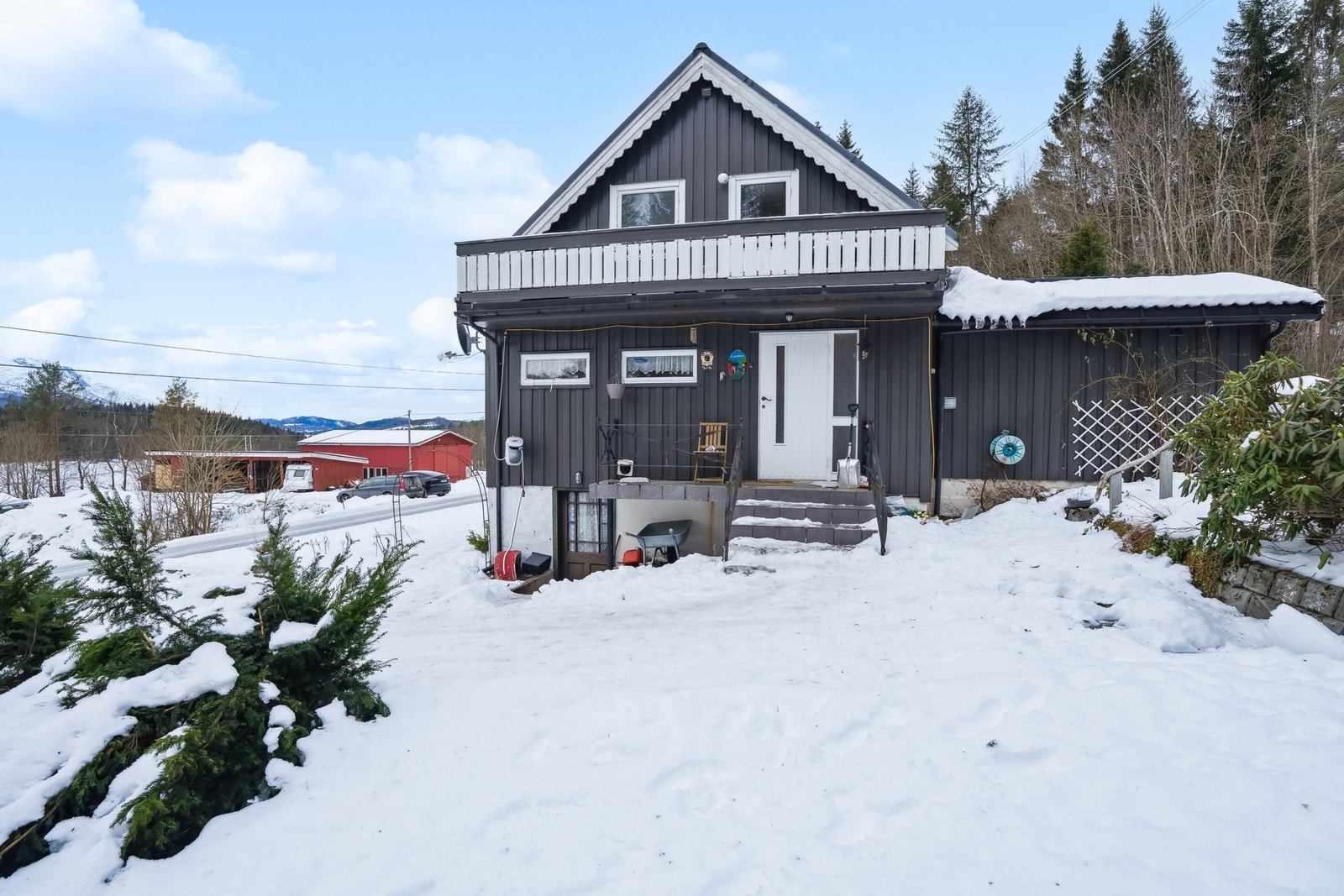 Opparbeidet tomt med innkjørsel og oppstillingsplass på egen grunn. Enkel adkomst fra vei og gode parkeringsmuligheter. Galleribilde