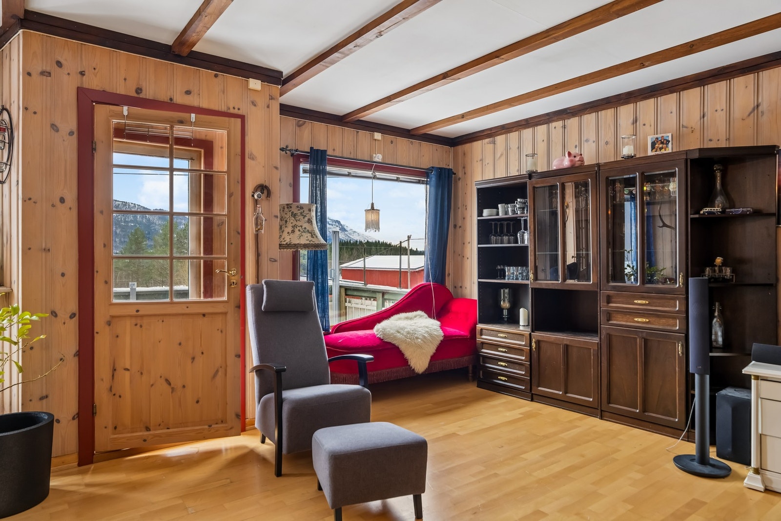 Fra stuen er det utgang til veranda, noe som gir enkel overgang mellom inne- og uteareal. Galleribilde