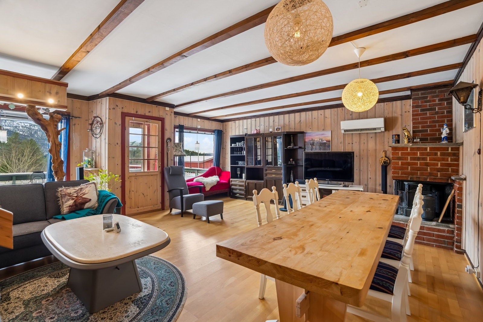 I tilknytning til kjøkkenetligger peisestue fra tilbygg i 1965, som fungerer som et ekstra oppholdsrom. Galleribilde