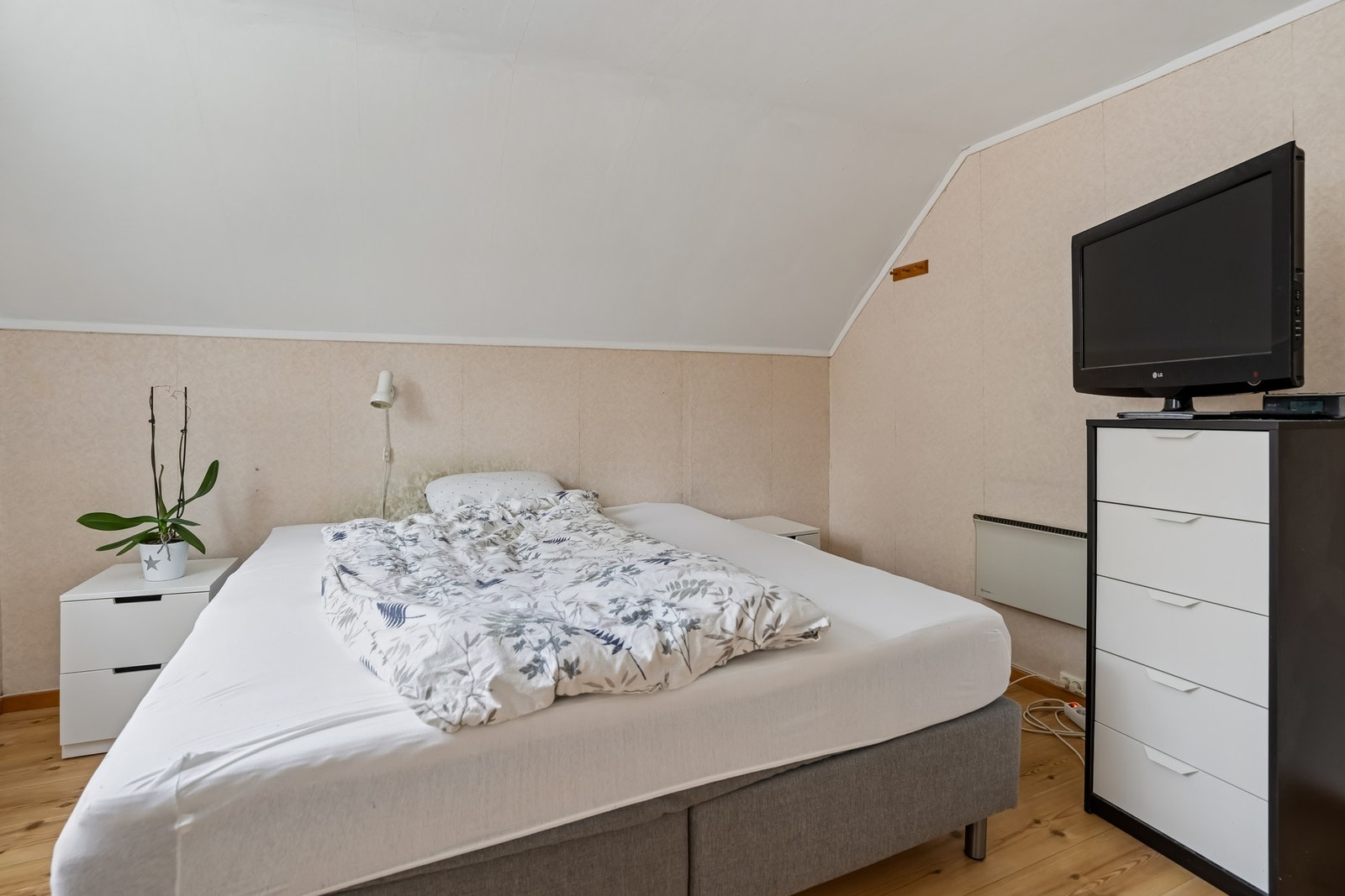 Soverom 1 med plass til dobbeltseng og garderobeløsning. Galleribilde