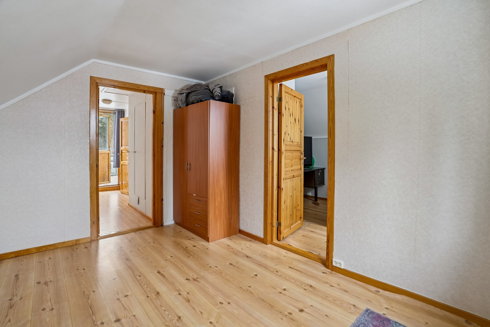 Soverom 2 med naturlig lysinnslipp og plass til seng og oppbevaring. Rommet kan også benyttes som TV-stue og har gjennomgang til soverom 3. Galleribilde