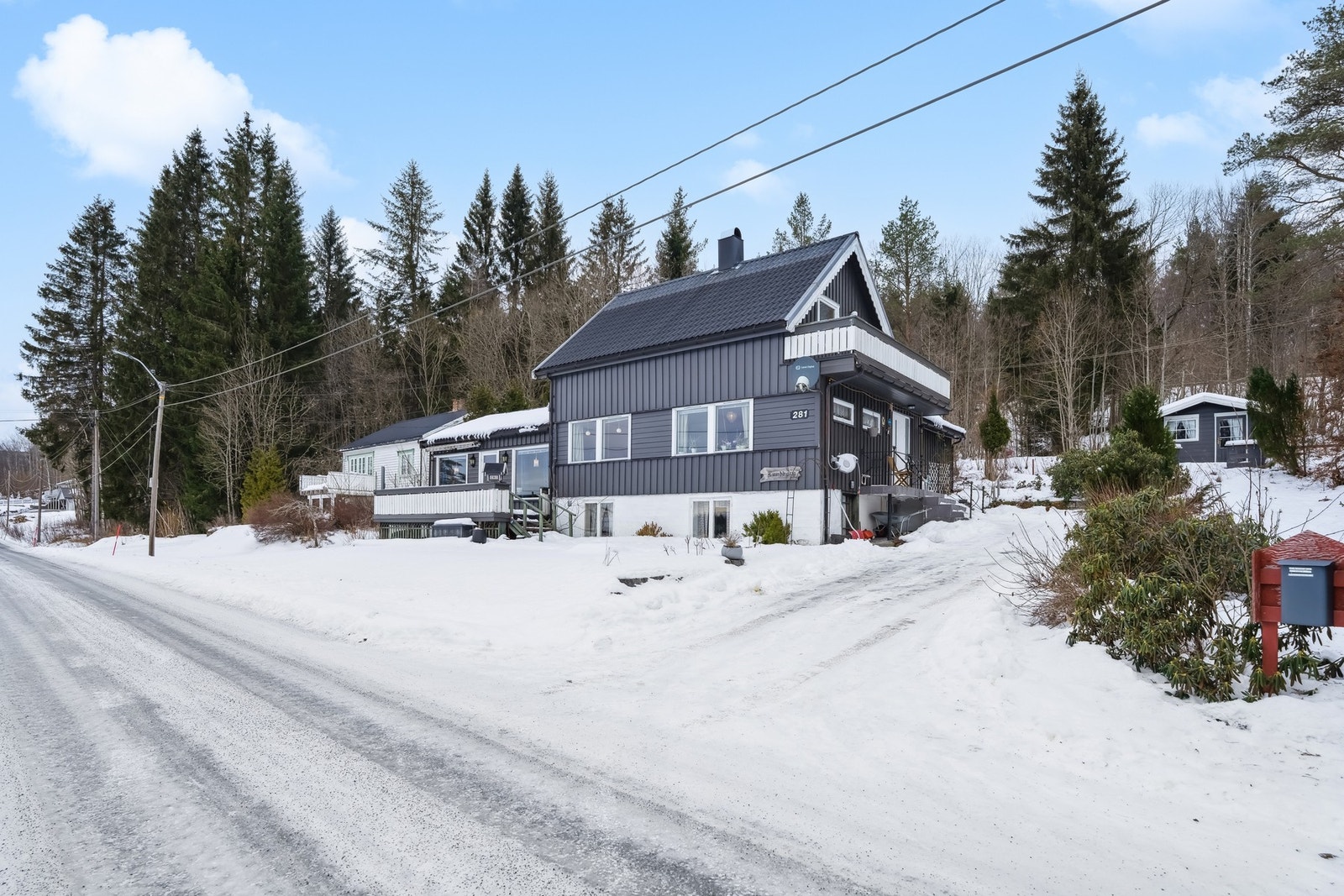 Enebolig oppført i 1933 med tilbygg fra 1965 (peisestue) og 1995 (bad). Boligen går over tre plan og står på eiertomt på ca. 873 m². Galleribilde