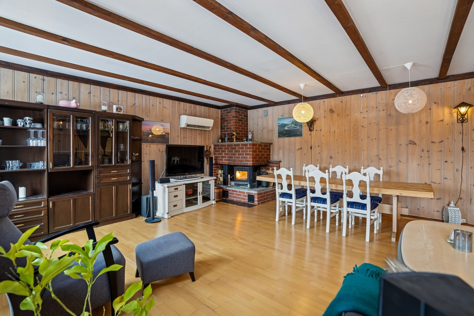 Vedovnen bidrar til oppvarming og gir en naturlig inndeling av rommet. Galleribilde