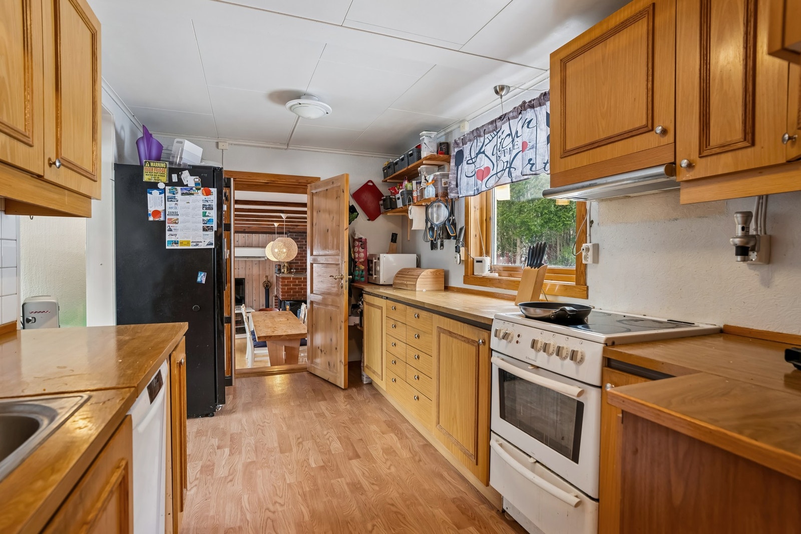 Kjøkkenet ligger i tilknytning til stue/oppholdsrom, noe som gir en praktisk og funksjonell planløsning i hverdagen. Galleribilde