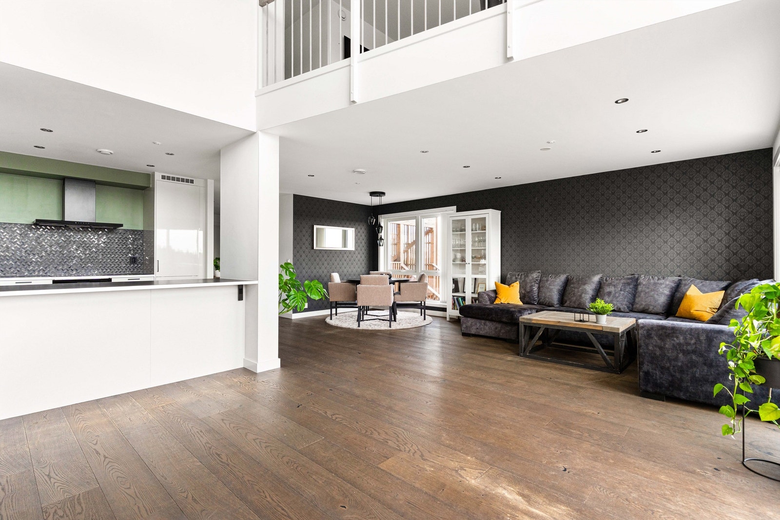 Det er en åpen løsning mellom stue og kjøkken. Galleribilde