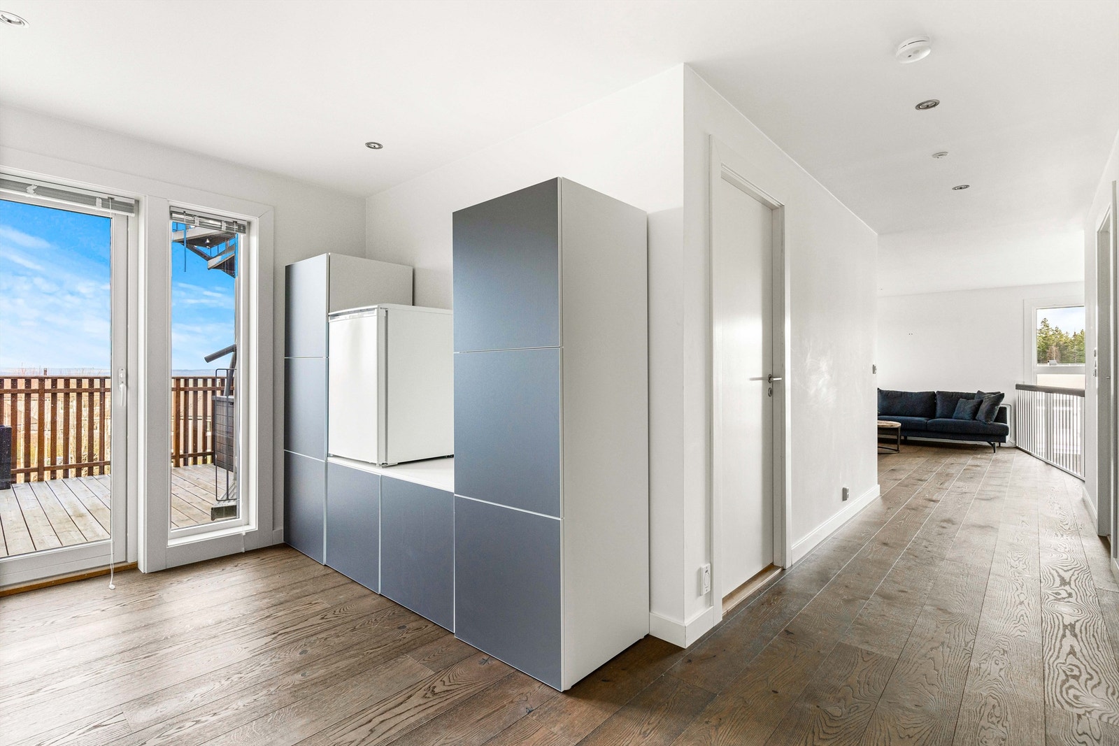 Fra overetasjen er det direkte adkomst til boligens takterrasse, som gir et fantastisk uteområde med imponerende utsikt. Galleribilde