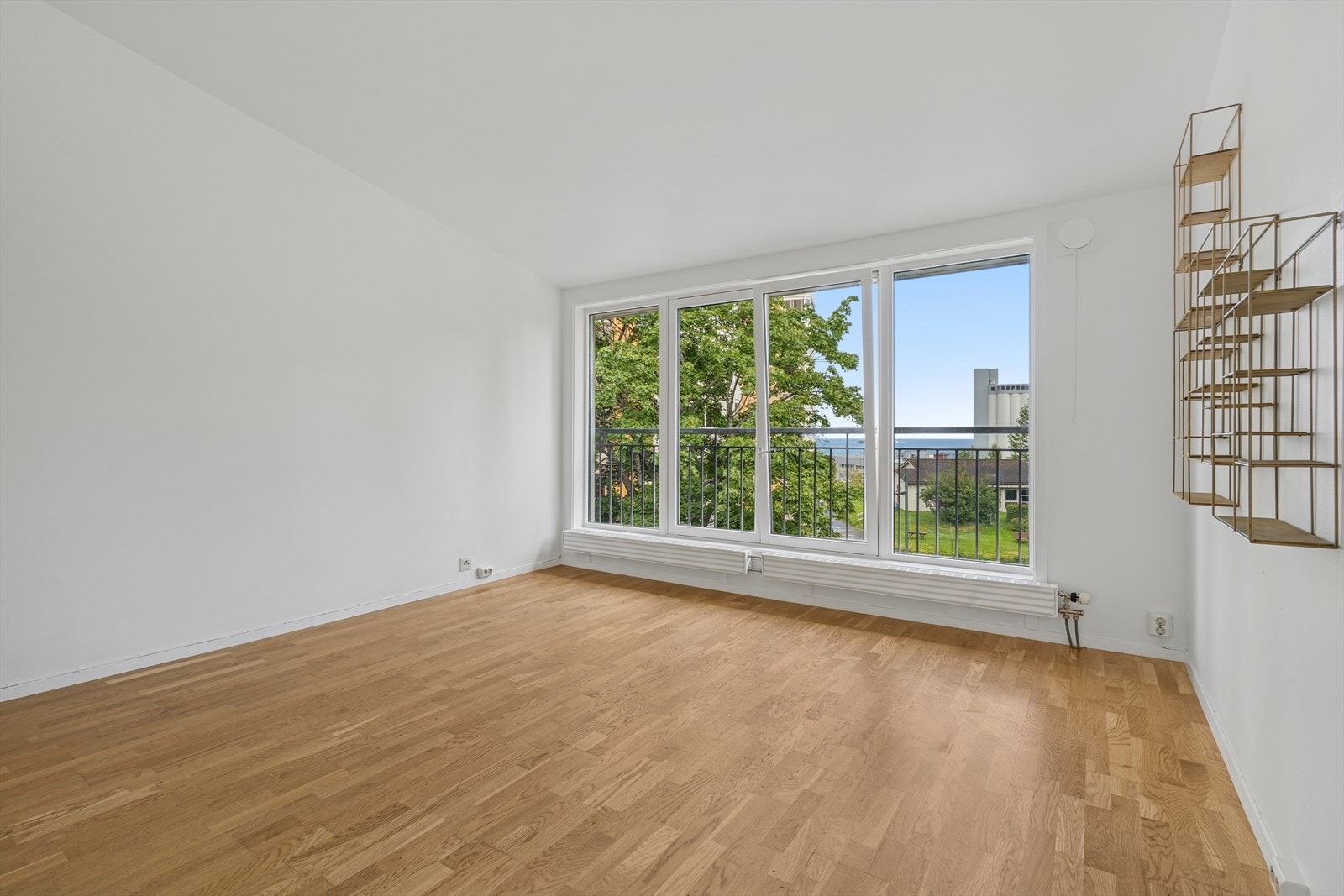 Store vindusflater slipper inn rikelig med dagslys og gir leiligheten en luftig og åpen atmosfære. Galleribilde