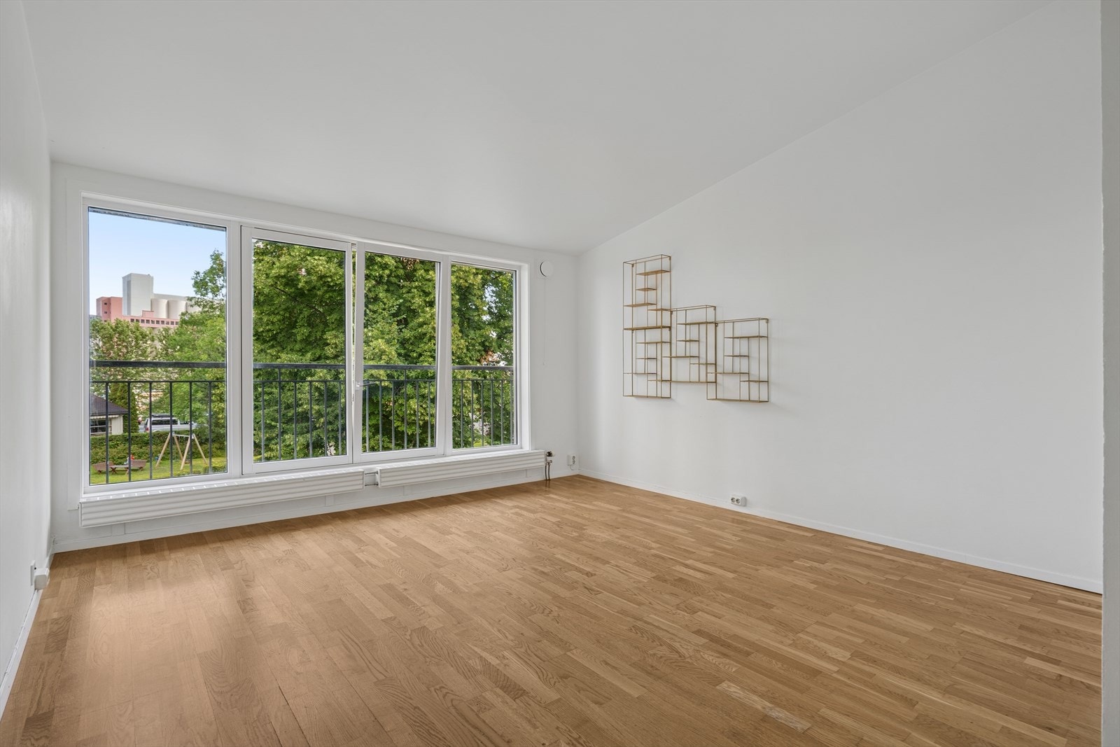 De tre vindusflatene gir fantastisk lys og en åpen atmosfære du sjelden finner i leiligheter på denne størrelsen. Galleribilde