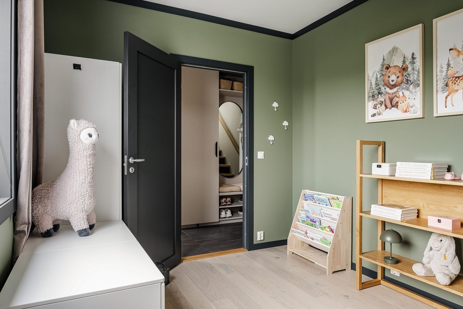 På soverommet er det plass til seng, kontorpult og garderobeløsninger - alt etter eget ønske og behov. Galleribilde
