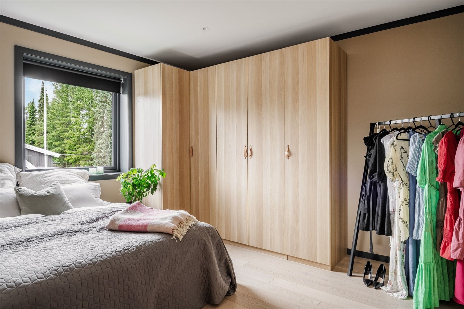Rikelig med oppbevaringsplass i flere flotte garderobeskap som medfølger i handelen. Det er også ytterligere plass til kommoder eller en kontorpult. Galleribilde