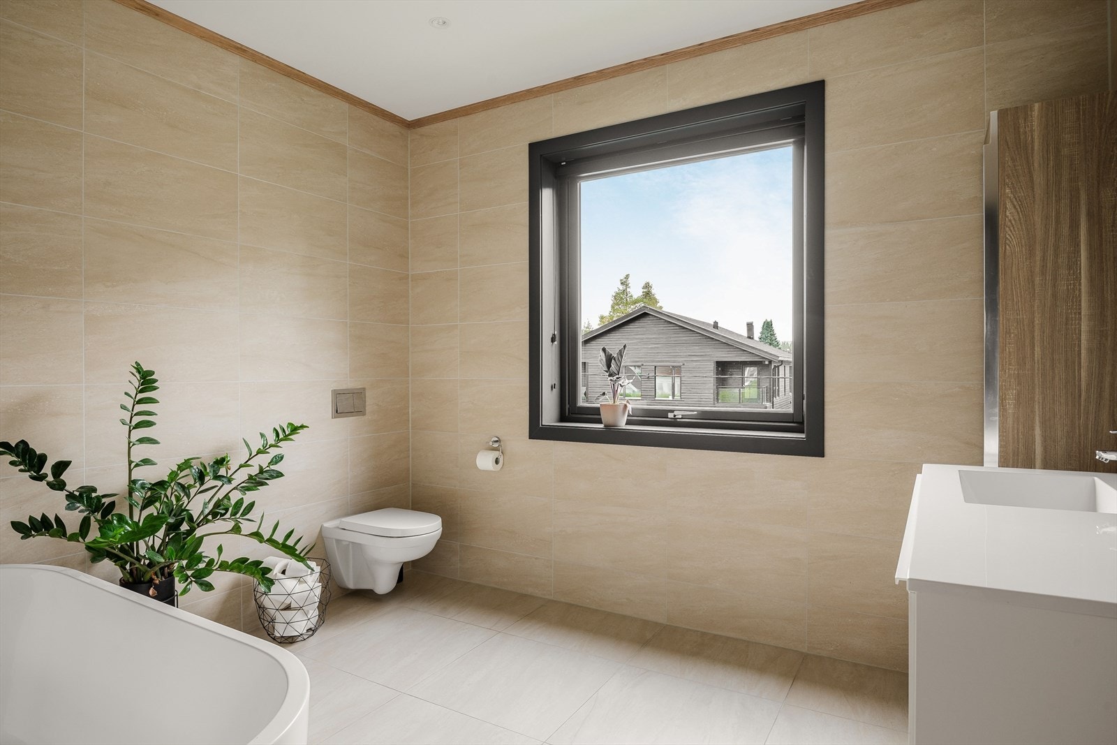 Baderommet har flotte fliser på gulv og vegger, gulvvarme, downlights i himlingen og avtrekk via balansert ventilasjon. Galleribilde