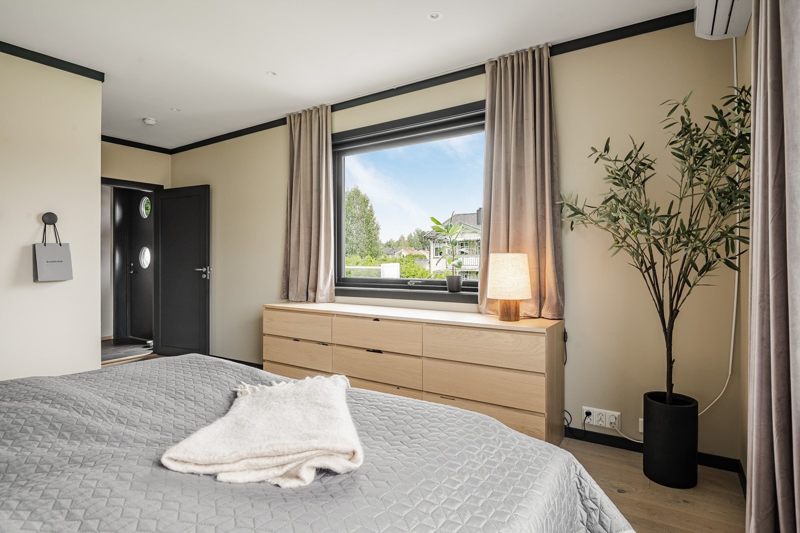 Soverommet er av god størrelse, har høy standard og eget baderom - en privat avdeling som gir følelsen av et hotellrom. Galleribilde