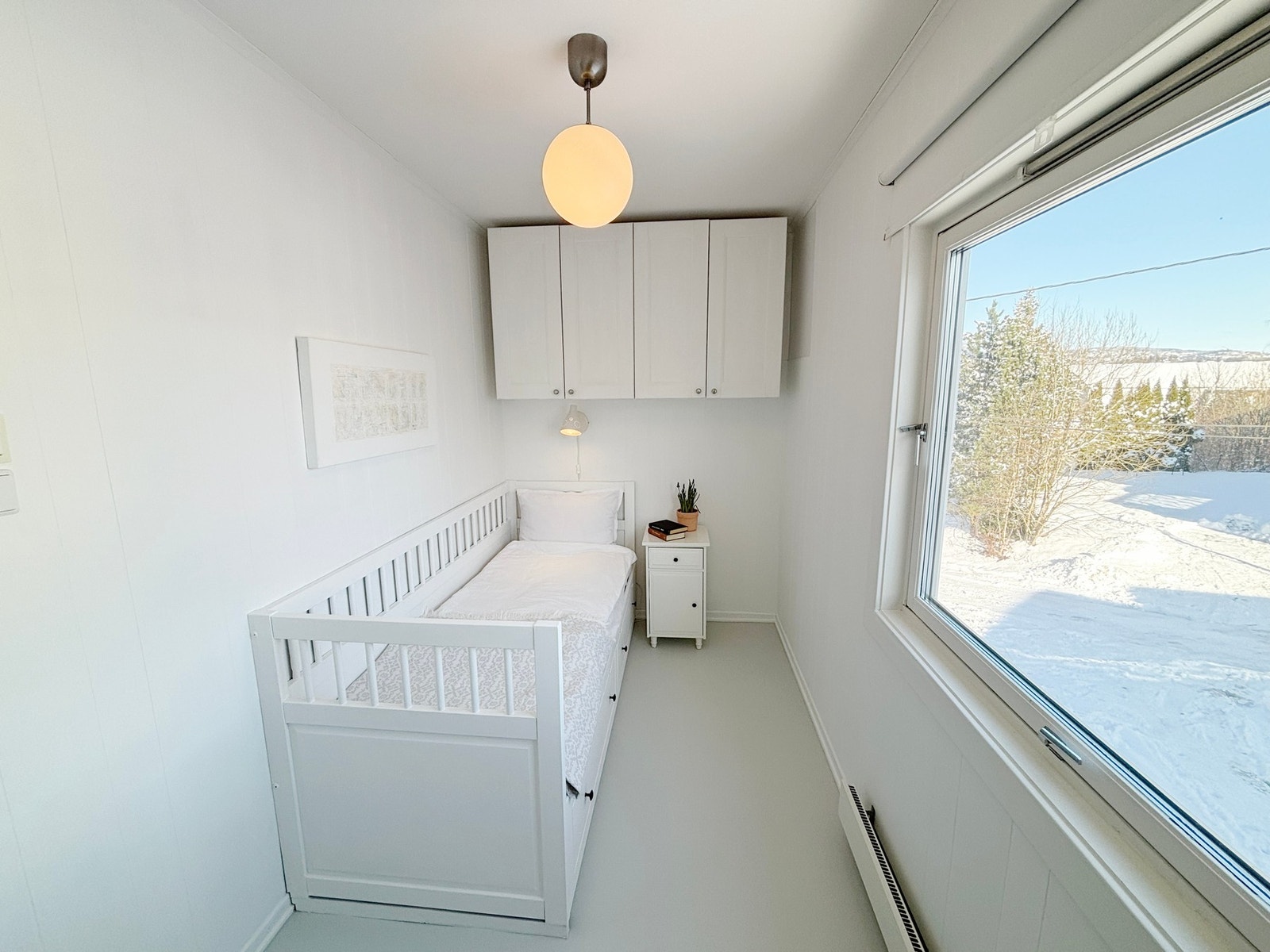 Smarte vegghengte skap for utnytte rommet godt. Galleribilde