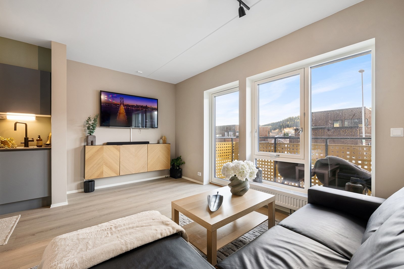 Velkommen til Tesliåsen 51 - Heimdal Eiendomsmegling v/ Frode Drazkowski presenterer en moderne og innbydende 2-romsleilighet fra 2024 på 34 m² BRA-i, med sjøutsikt og attraktiv beliggenhet. Foto: Nonstad Foto v/Julian Nonstad Galleribilde
