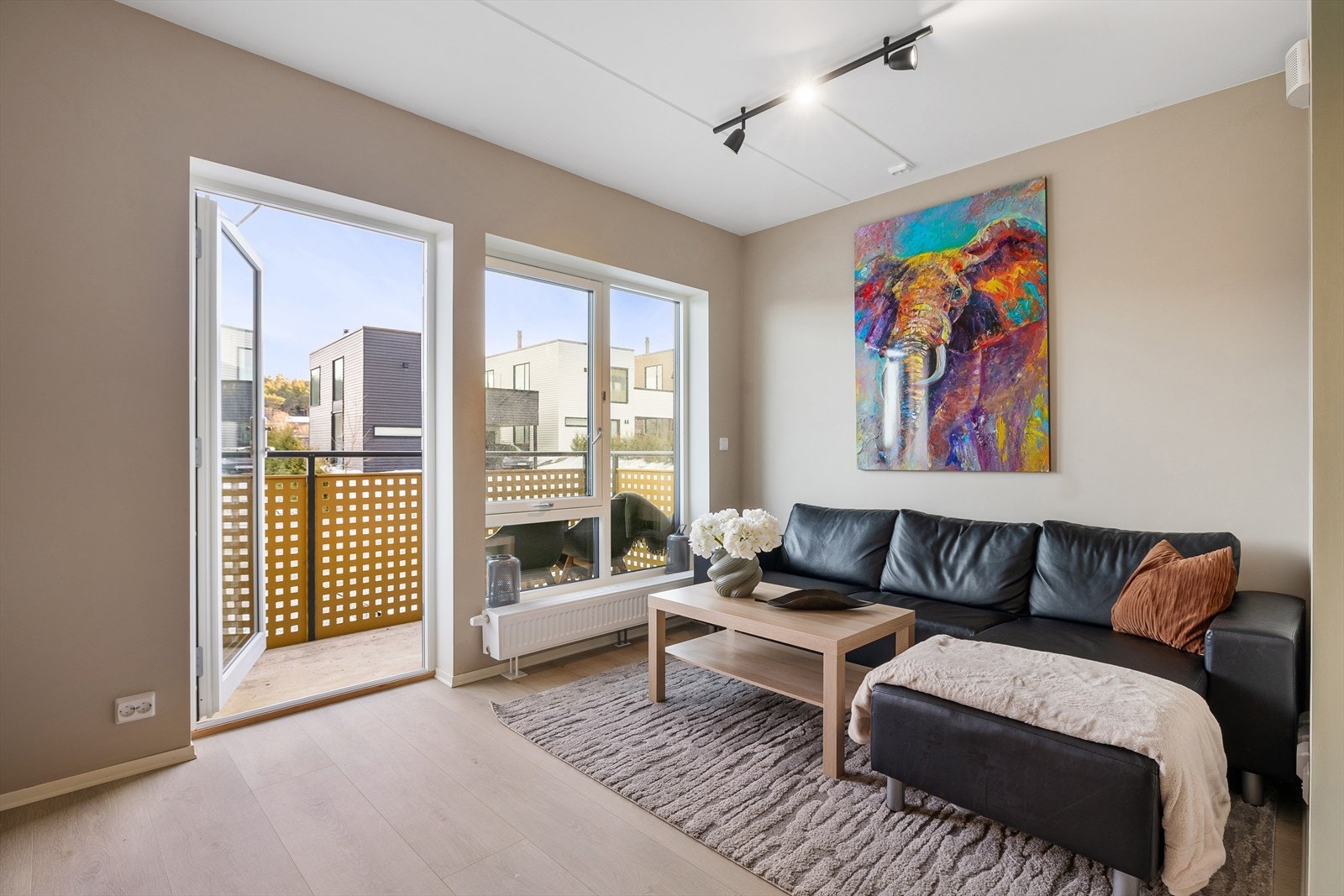 Stuen har god plass til sofa, spisebord, TV-møblement og øvrig innredning, og dekker alle behov for en funksjonell hverdag. Leiligheten har ellers laminat på gulv og balansert ventilasjon. Galleribilde