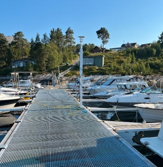 Her ligger forholdene til rette for et aktivt og variert båtliv, enten du vil legge ut på en stille fisketur i morgentimene, utforske skjærgården eller ta en rolig kveldstur på speilblankt vann. Galleribilde