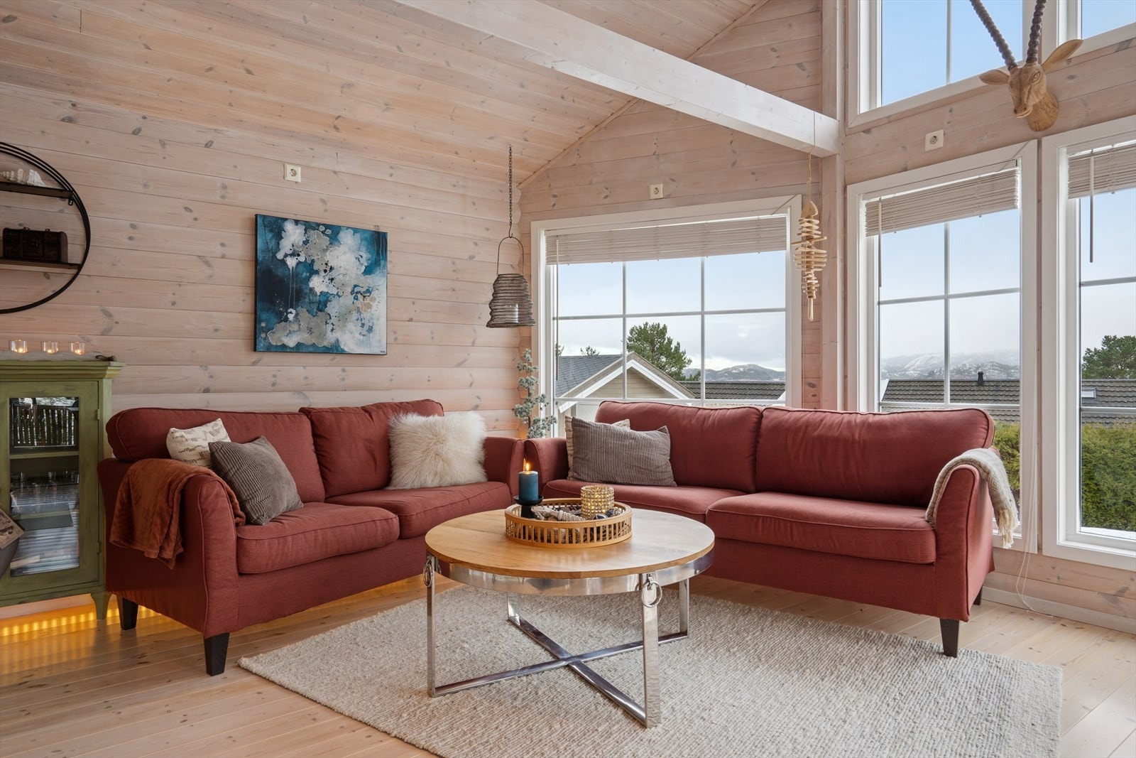 Det er god plass til en hyggelig sofagruppe hvor du kan lene deg tilbake og nyte den flotte utsikten rett fra stuen. Galleribilde