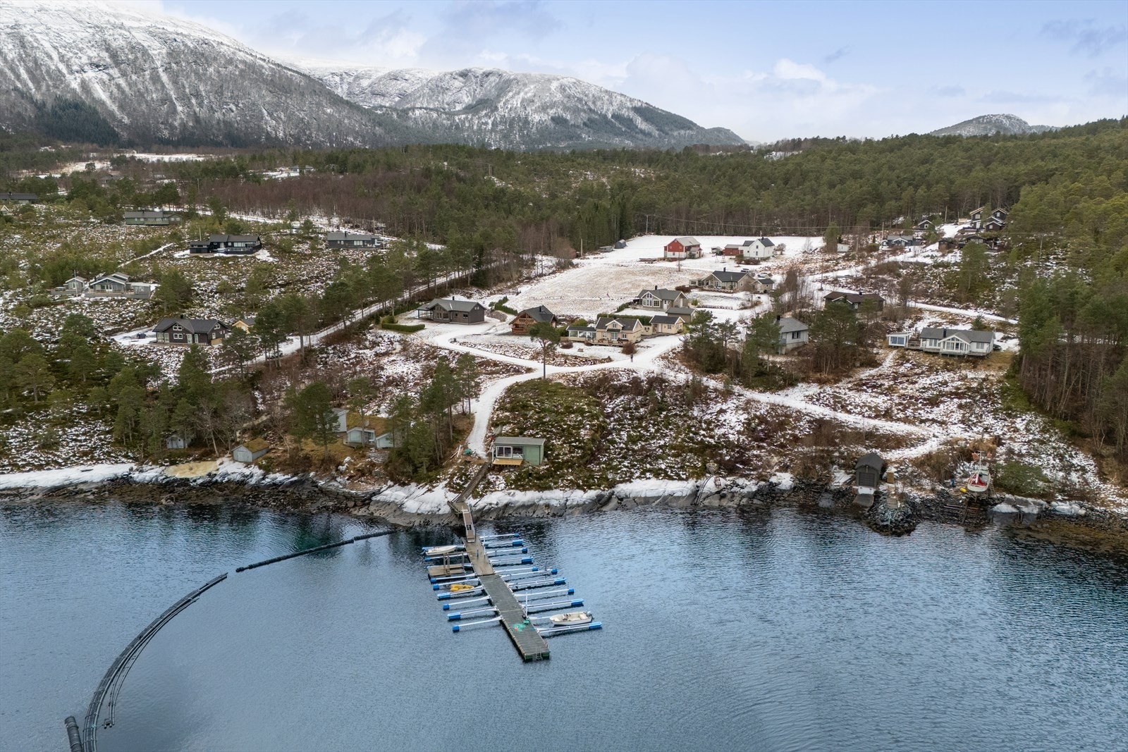 Den nære avstanden til fjorden, båtlivet og naturopplevelsene skaper en ekte kystatmosfære som gjør hytten til et sted hvor skuldrene senkes og roen faller på plass. Galleribilde