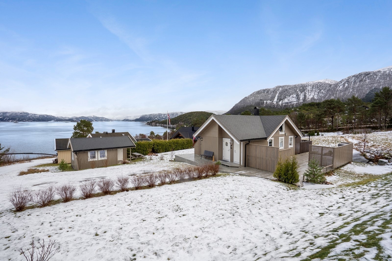 En moderne og innholdsrik fritidsbolig med fantastisk utsikt og solrike utearealer. Galleribilde