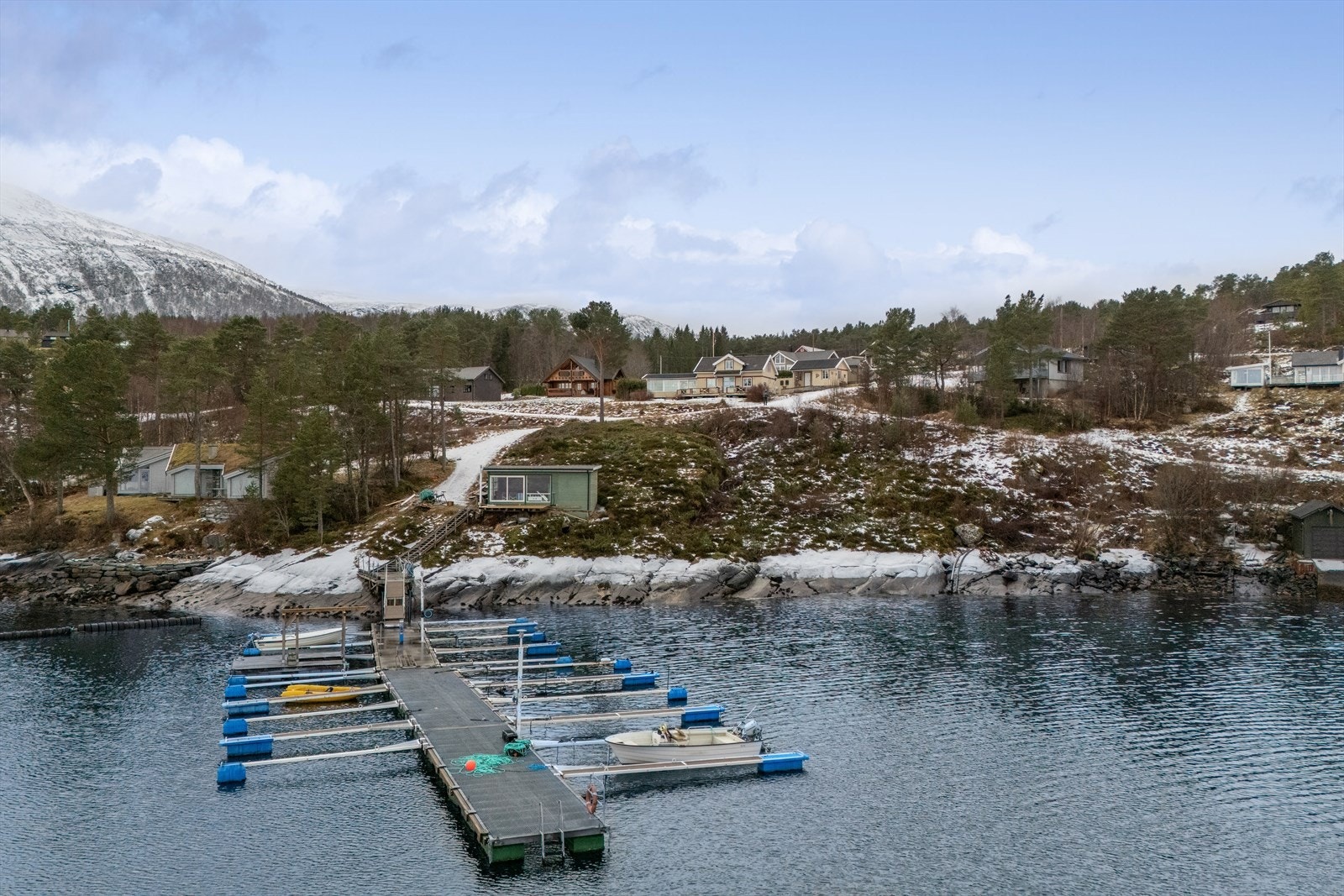 Like nedenfor hytta ligger en velholdt marina hvor det er mulig å leie båtplass - en stor fordel for deg som ønsker enkel tilgang til fjorden og alt den tilbyr. Galleribilde