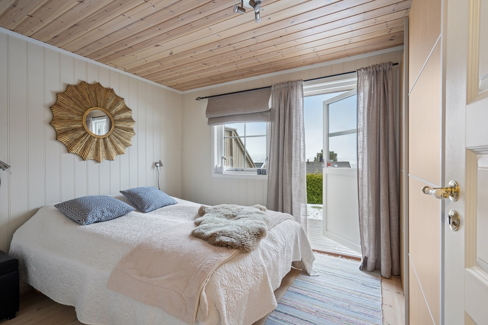 Fra gangen har du direkte adgang til ett av boligens to soverom. Dette rommet er romslig og har god plass til dobbeltseng og skyvedørsgarderobe, samt egen utgang til terrassen. Galleribilde