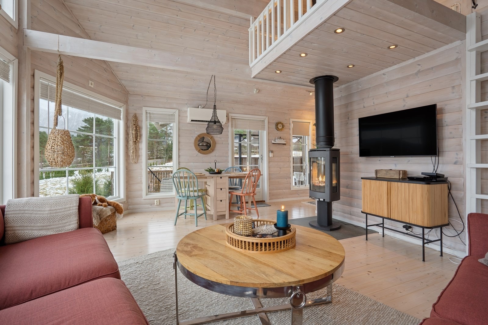 Stuen har god plass til både en hyggelig sofagruppe og et stort spisebord. Galleribilde