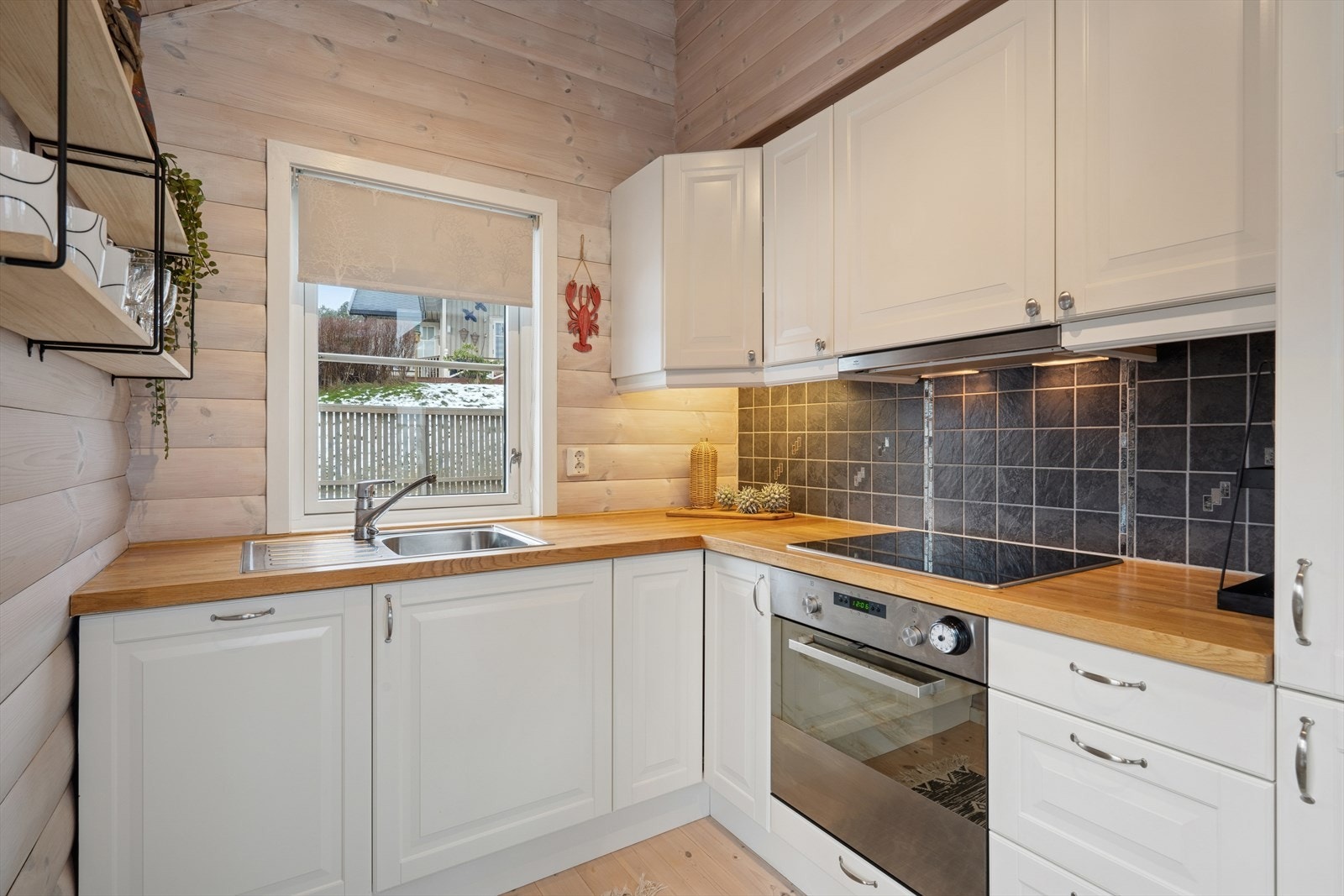 Kjøkkenet ligger i en åpen, men likevel noe tilbaketrukket del av rommet. Innredningen fremstår i god stand uten skader utover normal bruksslitasje. Det er ikke installert komfyrvakt eller automatisk vannstopper, noe som anbefales av hensyn til sikkerhet Galleribilde