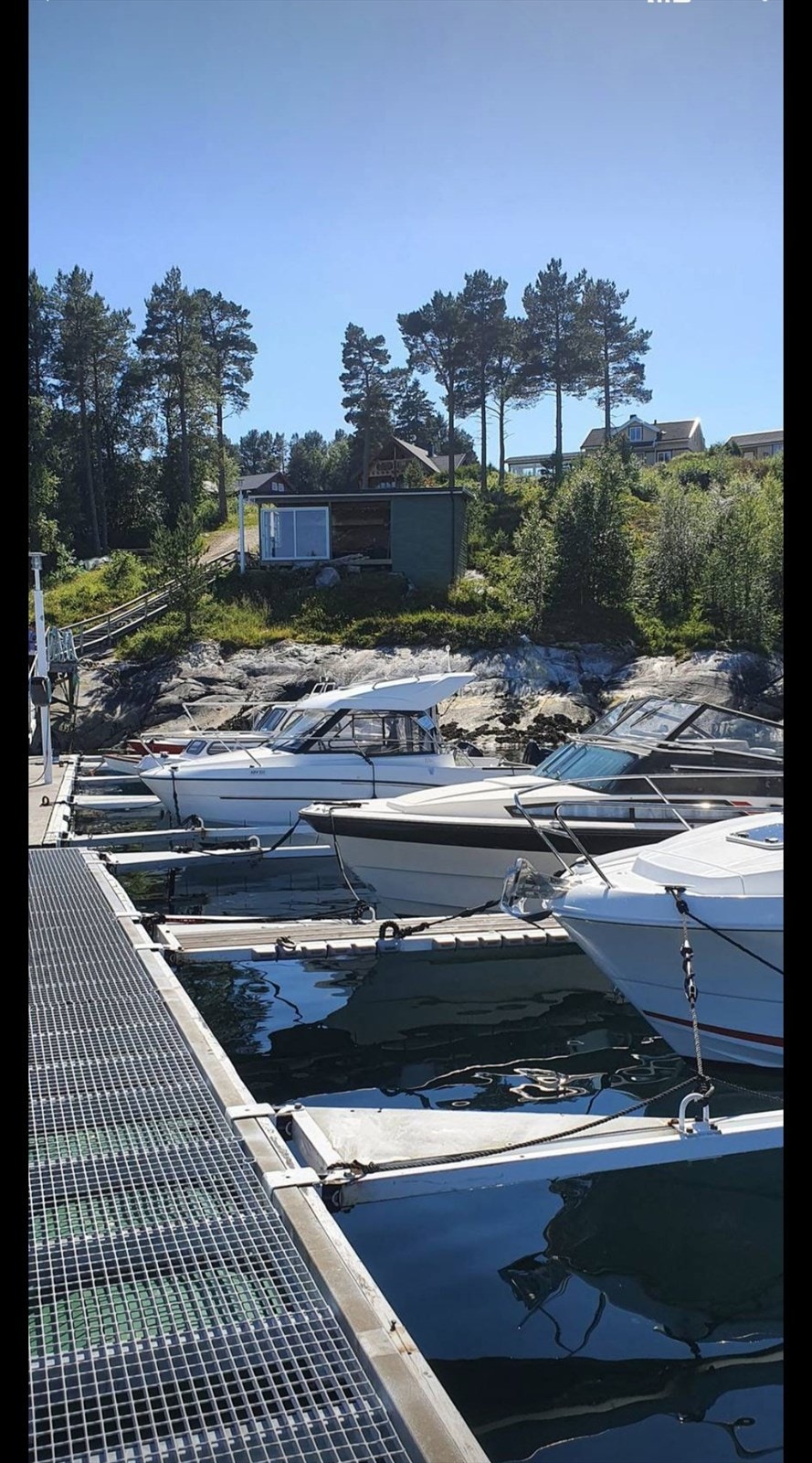 På varme sommerdager er det kort vei til deilige bad i sjøen, og området innbyr til både lek, rekreasjon og lange, solrike dager ved vannkanten. Galleribilde