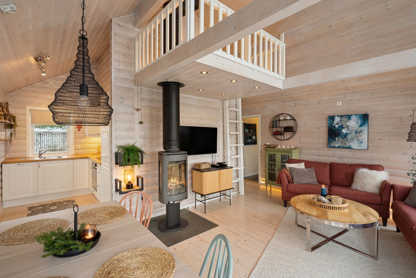 En stigetrapp leder opp til hemsen hvor du finner et tilhørende rom. Galleribilde