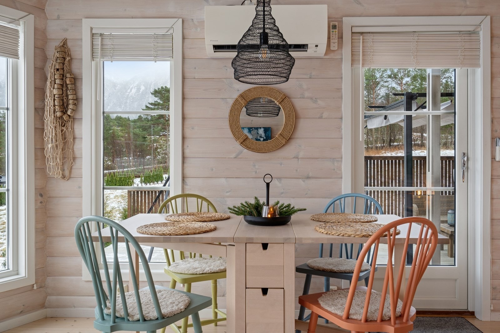 Like ved kjøkkenet er det god plass til et romslig spisebord, perfekt for hyggelige måltider med familie og venner. Galleribilde