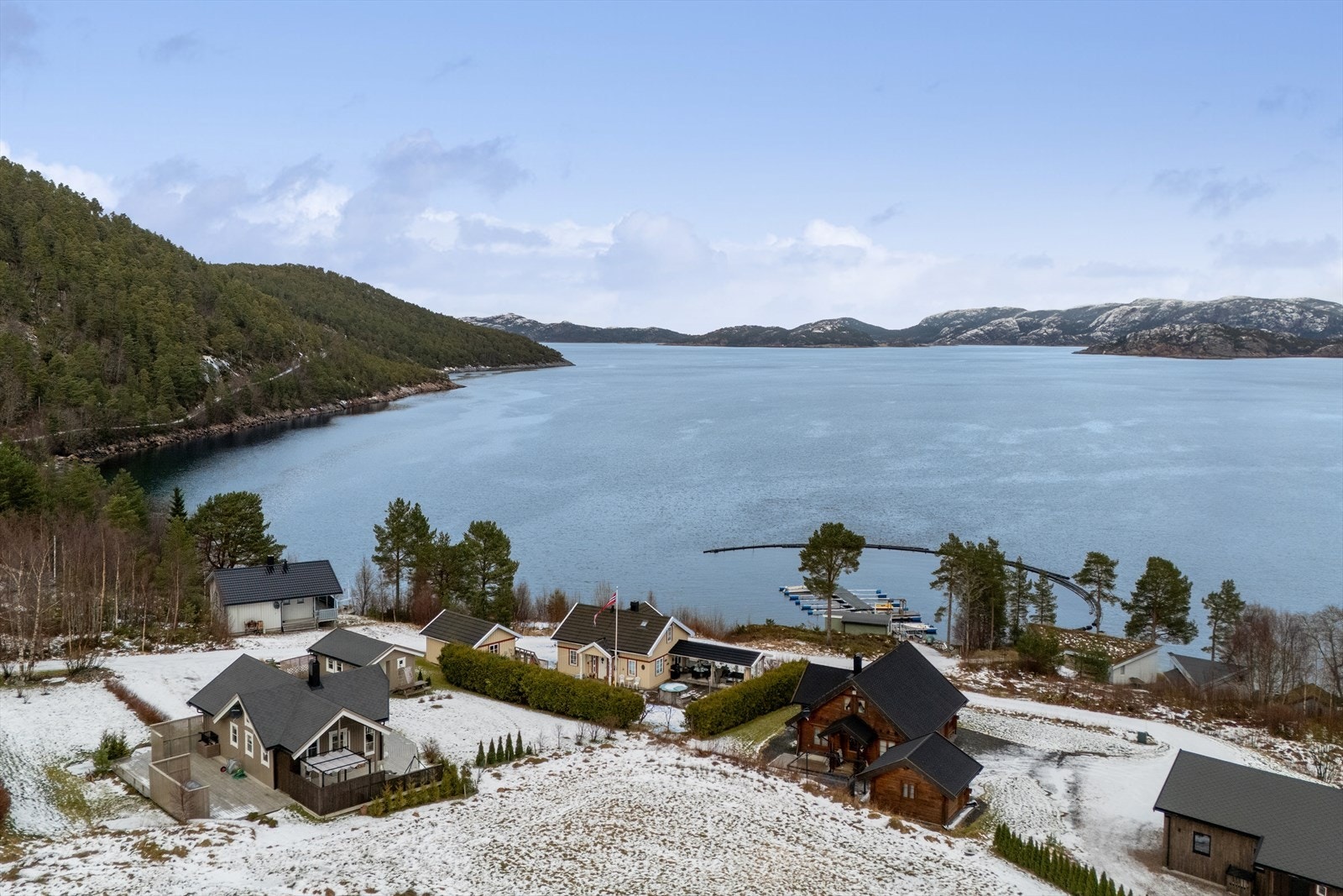 Beliggenheten gir en uimotståelig kombinasjon av natur, ro og nærhet til sjøen - et ideelt sted for både rekreasjon, kvalitetstid med familie og minneverdige ferieopplevelser. Galleribilde