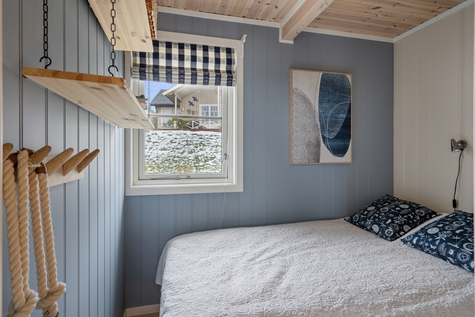 Boligens andre soverom er noe mindre, men likevel svært praktisk utformet med god plass til dobbeltseng og det du måtte ønske av tilbehør. Også her sørger vinduet for behagelig lysinnslipp og en fin nærhet til naturen utenfor. Galleribilde