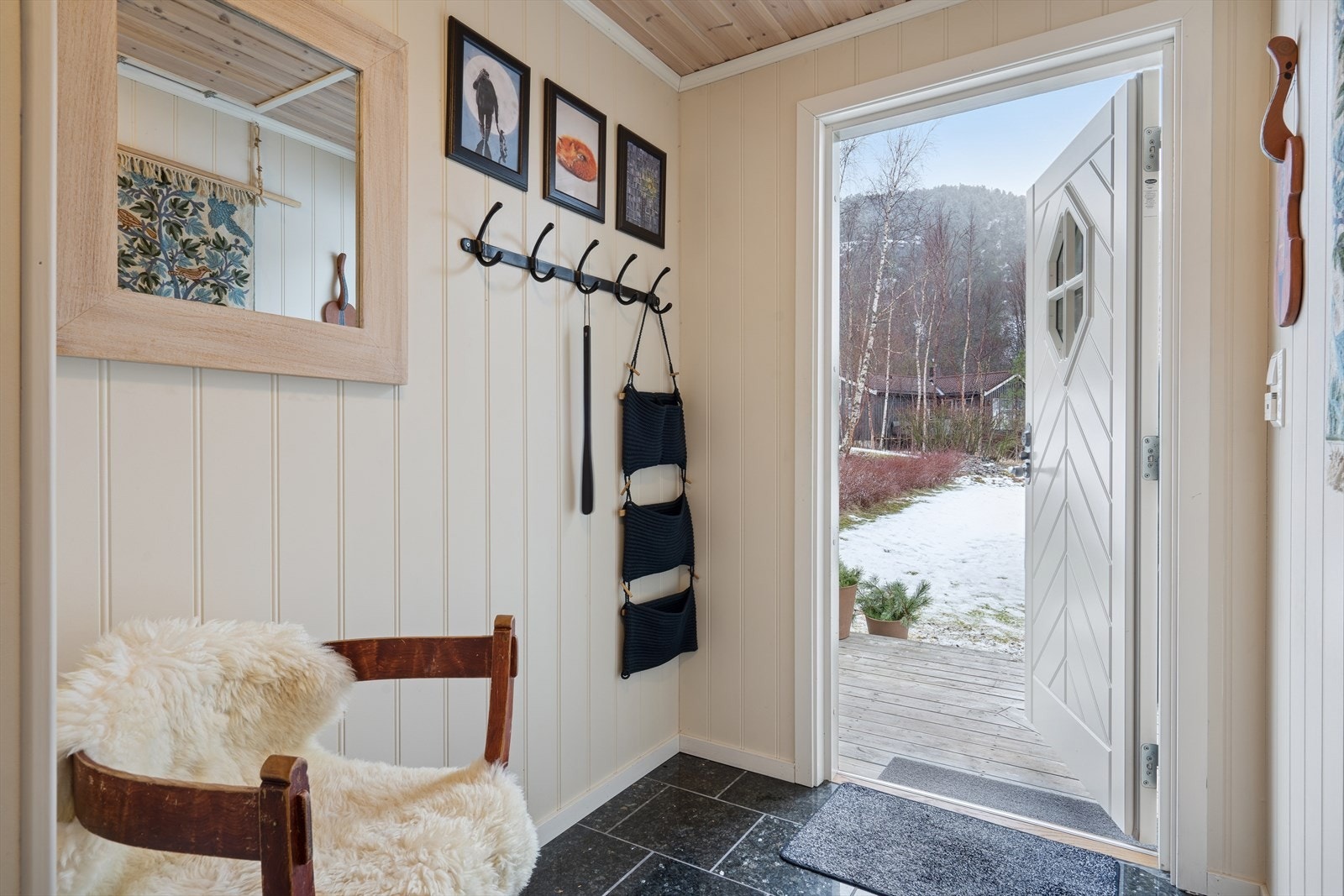 Du ønskes velkommen inn i en lys og innbydende entré med god plass til oppheng av yttertøy. Her får du et ryddig og behagelig førsteinntrykk, med praktiske løsninger som gjør det enkelt å holde orden ved ankomst. Galleribilde