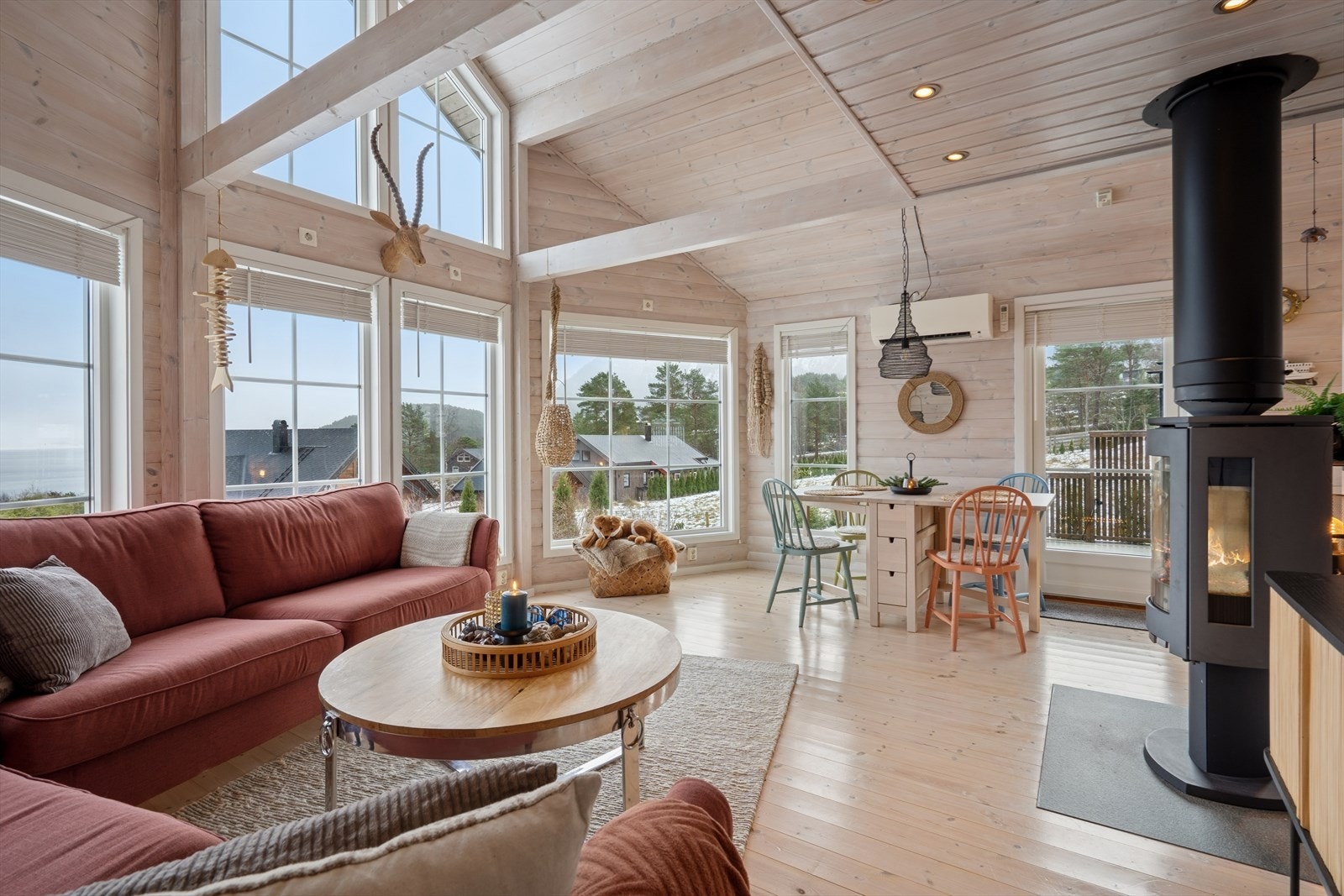 Her finner du både ildsted og varmepumpe, som sammen sørger for behagelig temperatur og høy komfort året rundt. Galleribilde