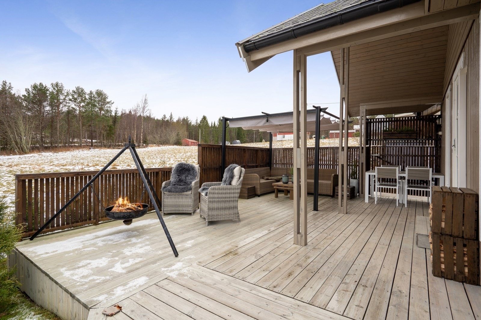 Fra spiseplassen har du også direkte utgang til terrassen, noe som gjør det enkelt å forlenge måltidene utendørs på fine dager og skaper en naturlig flyt mellom inne- og uteområdet. Galleribilde