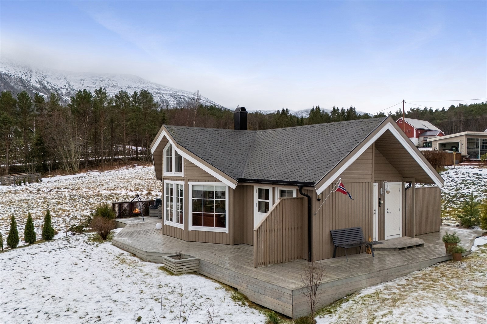 Rundt hele hytten finner du en imponerende markterrasse på hele 138 m², som skaper flere soner for avslapning, måltider og hyggelige stunder utendørs - enten du ønsker morgenkaffen i fred, middag med utsikt eller en lun kveld ved bålpannen. Galleribilde