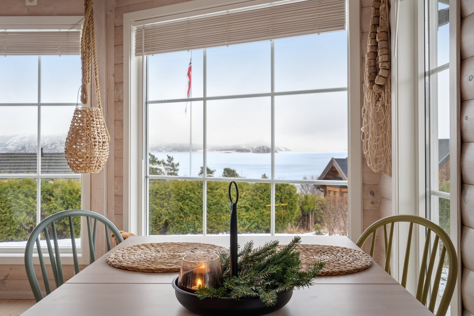 Her kan du skue utover Hemnefjorden, fra Hemnskjela til Jamtøya og Åstfjorden, samt sør mot Innervågen og Heimsfjellet - en utsikt du aldri blir lei av. Galleribilde