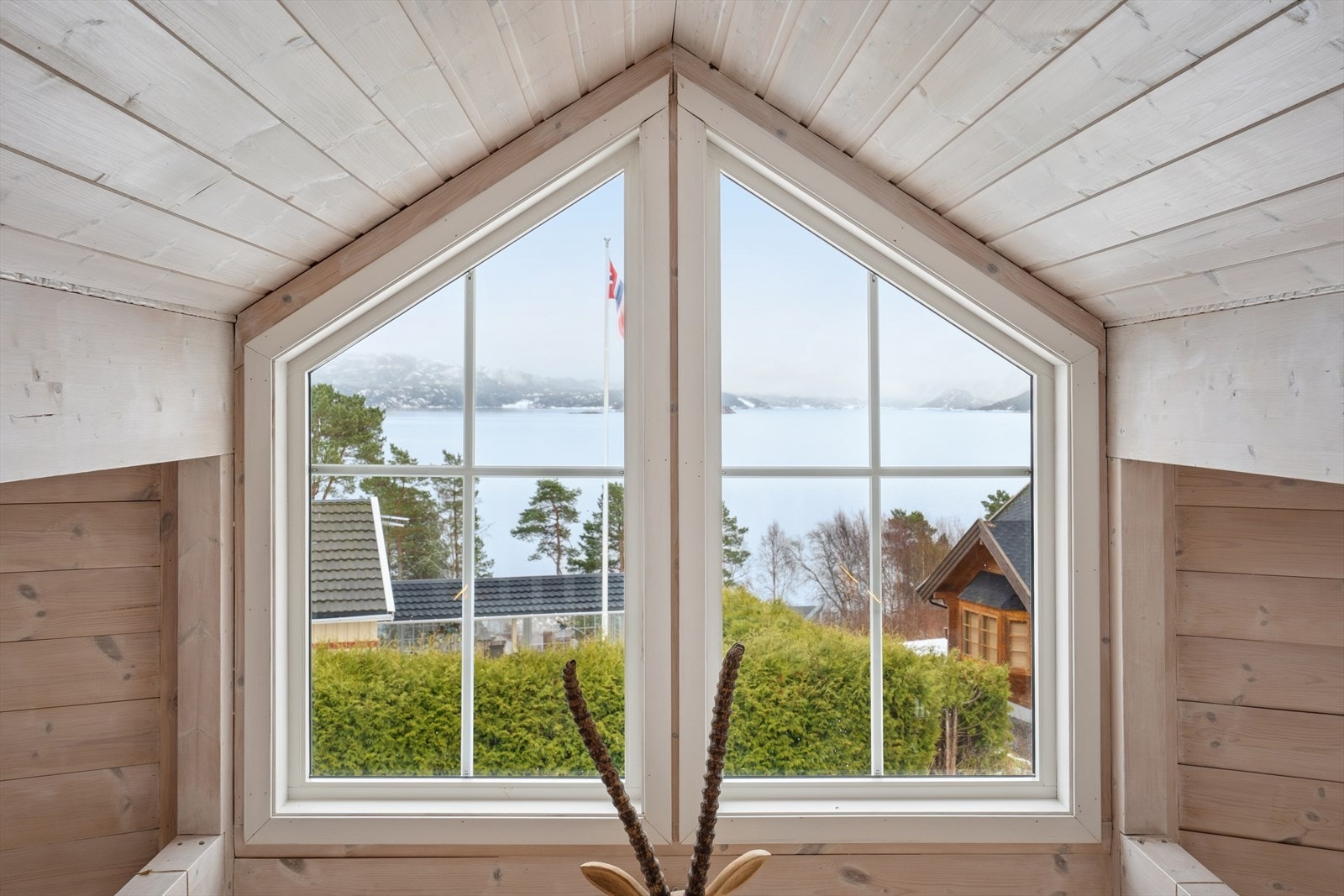 Nydelig utsikt utover sjø og land fra hemsen. Hemsens areal kan også fint benyttes som ekstra lagringsplass ved behov, og gir dermed fleksible løsninger som gjør hytta enda mer funksjonell. Loftsetasjen har ikke måleverdig areal, gulvarealet er 57 m2. Galleribilde