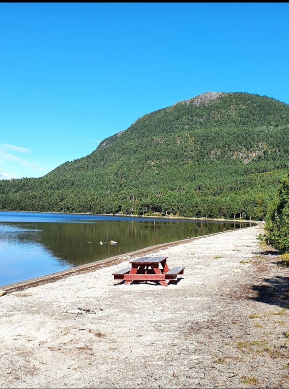 Like i nærheten finner du den populære badeplassen ved Heimsvatnet - et idyllisk område med rolig vann, svaberg og gode muligheter for bading og soling på varme sommerdager. Galleribilde