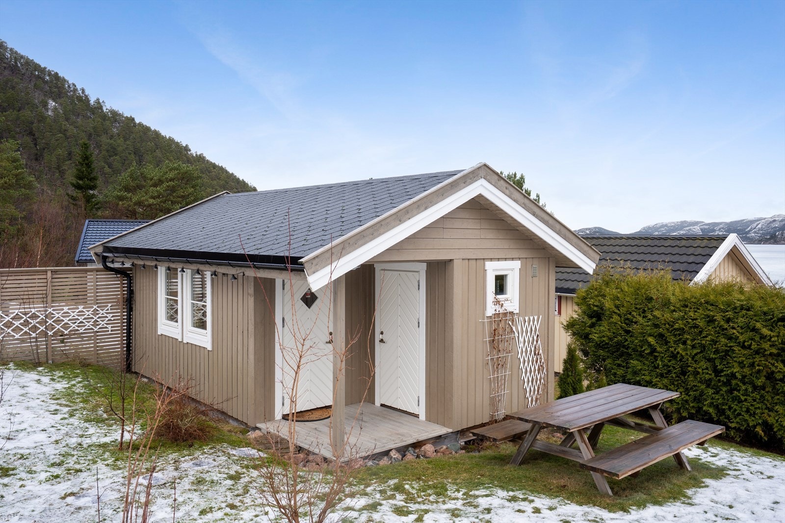 På eiendommen står et frittstående anneks på ca. 20 m², komplett med egen bod og et praktisk overbygg ved inngangen. Galleribilde
