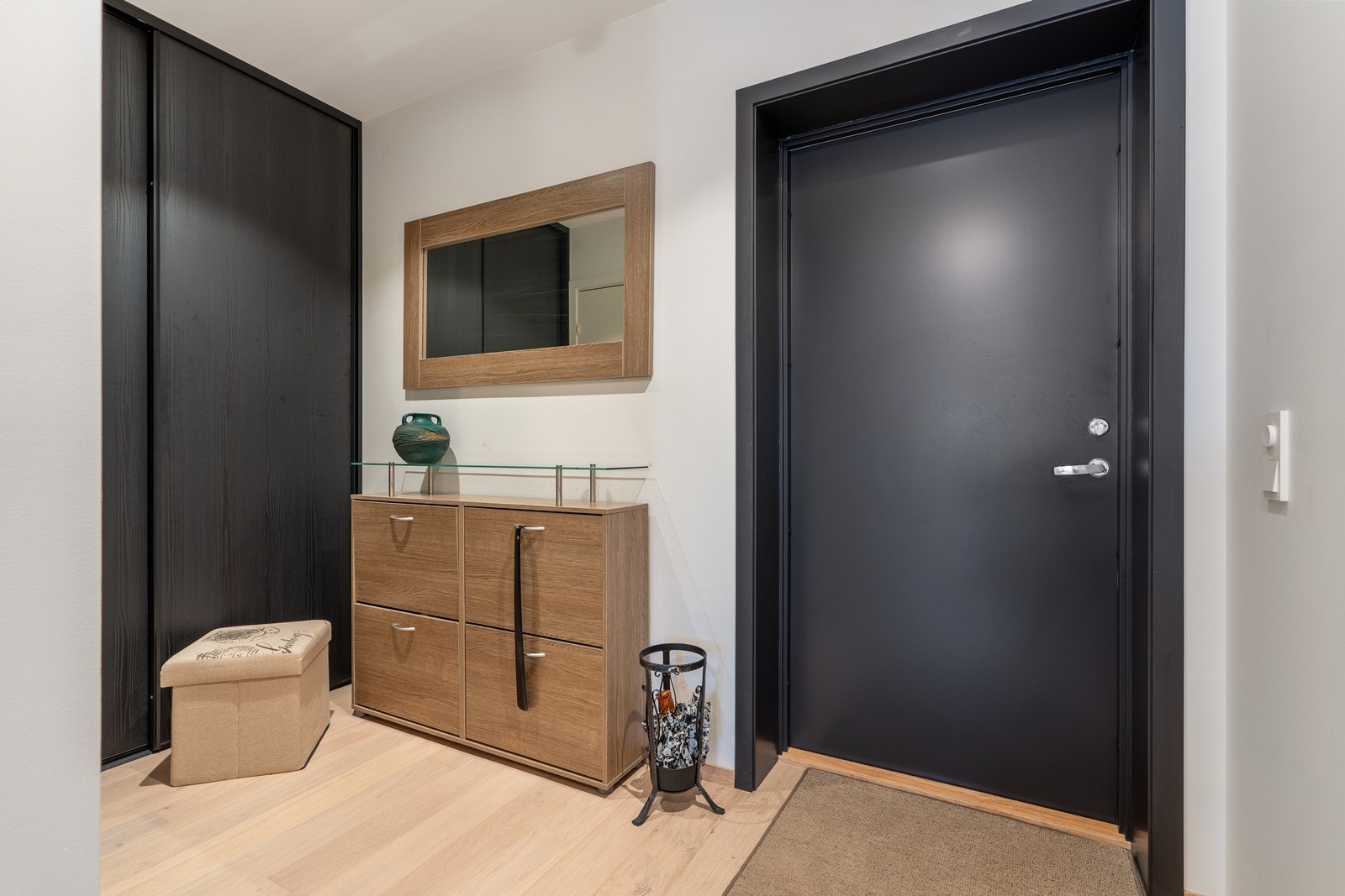Entrèen er lys og trivelig med god plass til å sette fra seg sko og henge yttertøy i stor skyvedørsgarderobe. Galleribilde