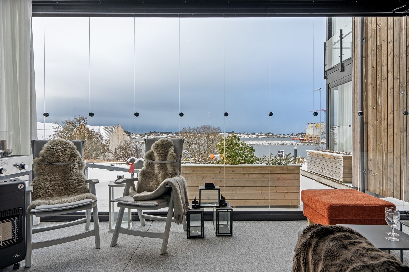 En nyere og strøken 3-roms leilighet ferdigstilt i 2022 med stor, innglasset balkong og fast garasjeplass. Galleribilde
