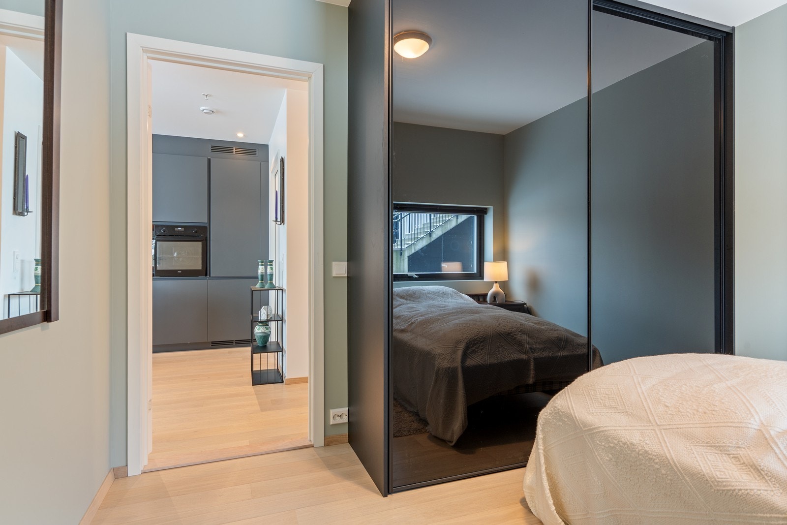 Dette soverommet har også god oppbevaringsplass i skyvedørsgarderobe. Galleribilde