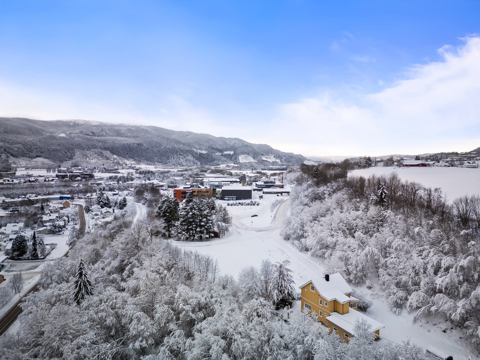 Nye Gimse barneskole er kun et steinkast fra eiendommen, og tett ved barneskolen ligger Gimse ungdomsskole og Melhus VGS. Galleribilde